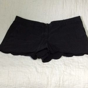 Scalloped hem black Gap shorts size 14. W88